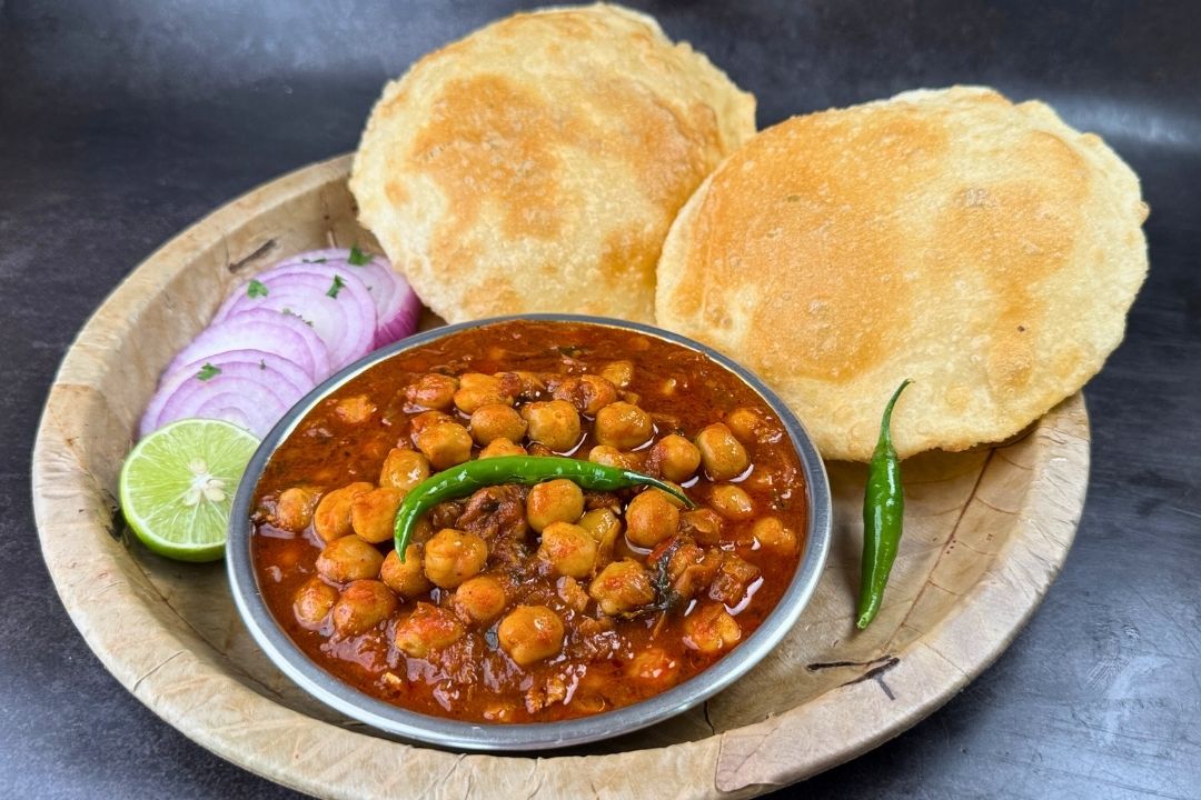 Chole Bhature (2 pcs)